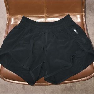 Lululemon Tracker short V- size 4, 4”inseam